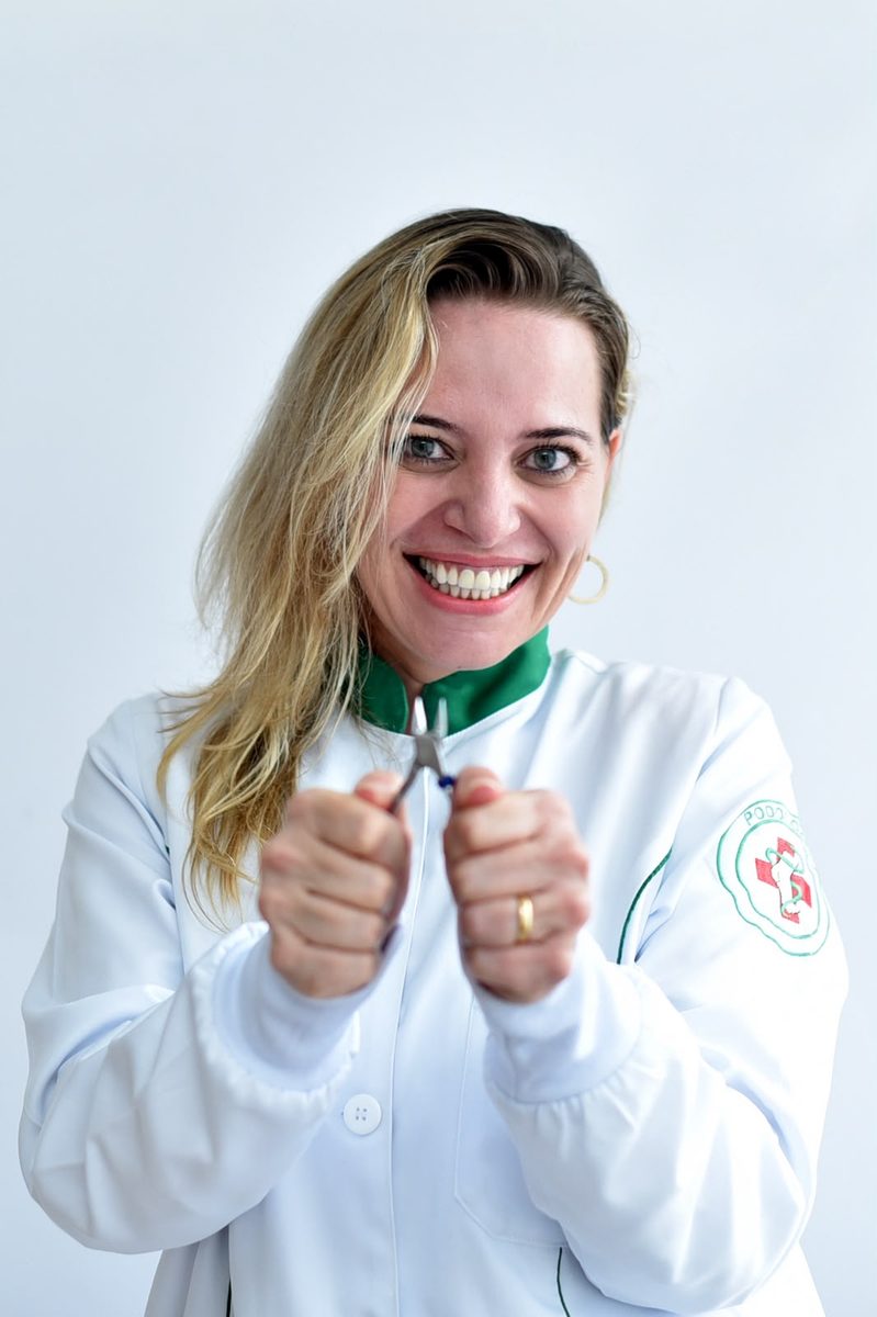 Sirlei Ferrari sorrindo no consultório